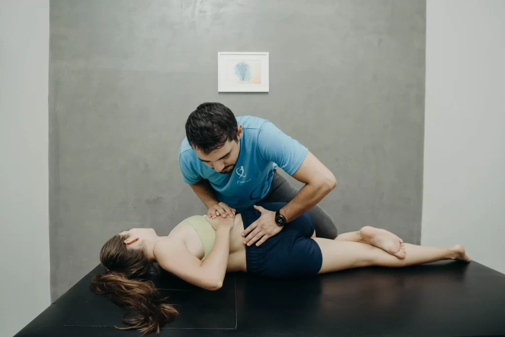 Sessão de quiropraxia na Clínica FisioLeve, em Maringá